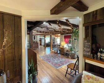 One of a Kind Farmhouse with Incredible Okemo & Sunset Views - Ludlow - Lobby