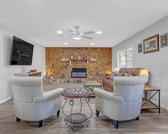 Waterfront Retreat W/ Canal Access 3 Bedroom Home - Inverness - Living room