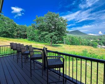 Mountain View Haus | Views | Ski-in/out Black Mt - 잭슨 - 파티오