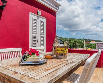 Bario Hotel - Willemstad - Balkon