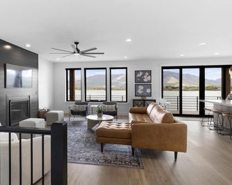 Waterfront Lake and Ski House ️ - Huntsville - Living room