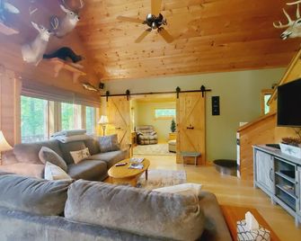 Private Northwoods Retreat - Balsam Lake - Living room