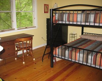 Beautiful Mountain View, Secluded Romantic, Family Friendly, WiFi, discounted - Great Cacapon - Bedroom