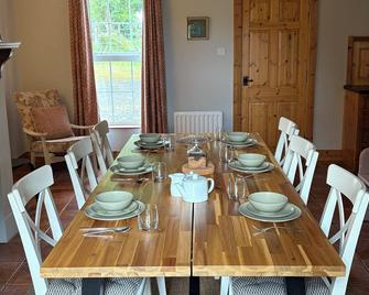 Stylish secluded cottage with beautiful views - Fivemiletown - Dining room
