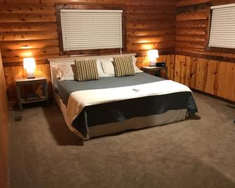 Secluded Lakefront Lodge in Iowa's Great Lakes - Jackson - Schlafzimmer