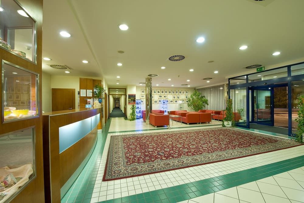 Ramada by Wyndham Airport Prague - Prague - Lobby