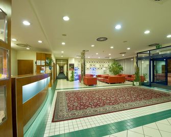 Ramada by Wyndham Airport Prague - Prague - Hall d’entrée