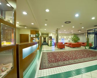 Ramada by Wyndham Airport Prague - Prague - Lobby