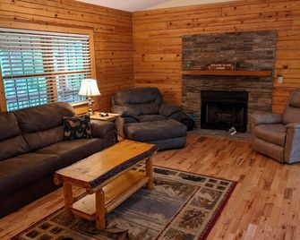 Almost Hiking - close to downtown attractions and a short drive to hiking - Logan - Living room