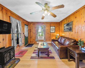 Great Pines Resort - Old Forge - Wohnzimmer