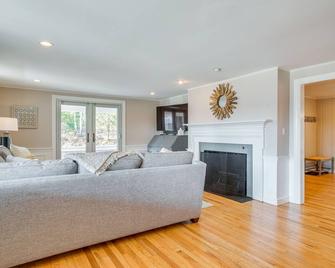 1 Mi to Beach: Cape Cod Family Home in Bourne! - Cataumet - Living room