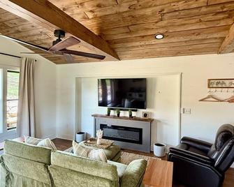Winding Creek Cabin Charming Couples cabin with HotTub in the Shenandoah Valley - Raphine - Sala de estar