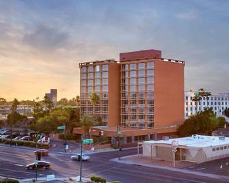 Holiday Inn Express & Suites Phoenix - Midtown - Phoenix - Building