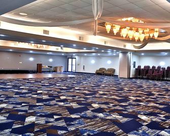 Avalon Hotel & Conference Center - Chippewa Falls - Lobby