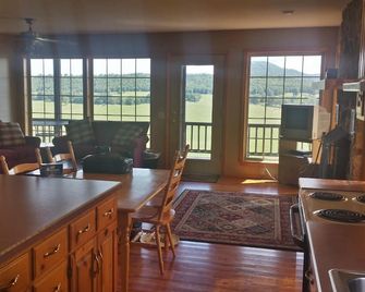 Calico Rock Cabin-500 Calico St 390 Chessmond Ferry Rd viewing the White River - Calico Rock - Dining room