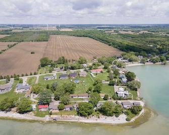 Welcome to Selkirk Oasis - Your Lakefront Getaway! - Nanticoke - Building