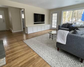 Cozy house with waterfall view! - Canton - Living room