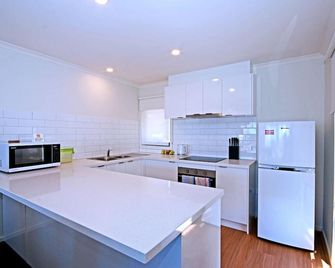 Anchorage Motel & Villas Lorne - Lorne - Kitchen