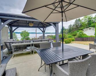 Puget Sound Cabin with Hot Tub and Water Views! - Bremerton - Patio