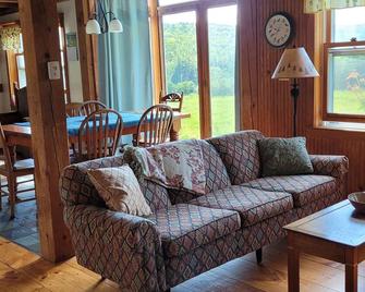 Quiet country cottage - Bellows Falls - Living room
