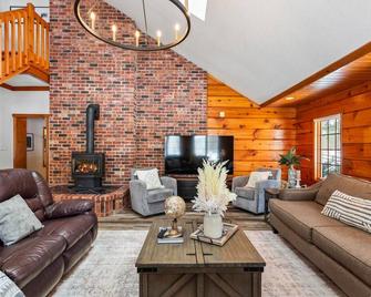 500 Gift W/Stay! Grand Cottage In Port Franks, Hot Tub. Pet-Friendly! - Lambton Shores - Living room