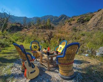 The Hosteller Mussoorie By the Streamside, Kempty - Mussoorie - Patio