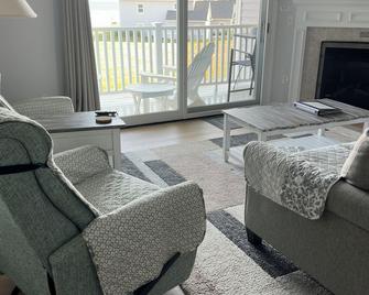60 Beachy Keen Condo - Mackinaw City - Living room