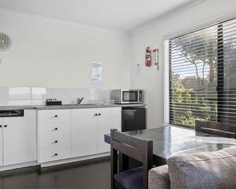 Hamptons On The Bay - Swansea - Kitchen