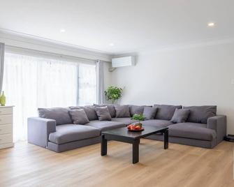 Luxury Brand New Fully Furnished 2-Bedroom Apartment With Wifi, Ac - Auckland - Living room