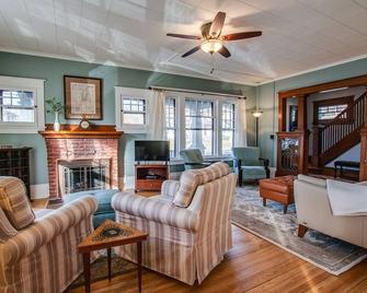Sampson House: historic town house on Main St, walking distance to shops - Penn Yan - Phòng khách