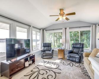 Quaint Olivet Cabin with Patio on Duck Lake! - Olivet - Living room