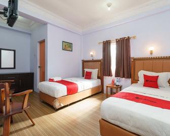 RedDoorz at Sedayu 1 Parapat - Parapat - Bedroom
