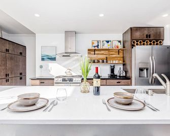 Ultra modern townhome with ocean views, fireplace, & W/D - dog-friendly - 安克雷奇 - 廚房