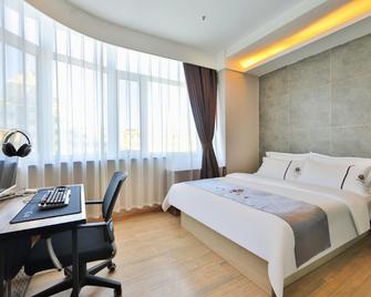 Charles Hotel (Yanji Korean Folk Park Dinosaur Kingdom Branch) - Yanbian - Schlafzimmer