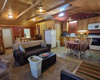 1 room cabin Fern Creek Cabins @ New River Gorge White Water Hiking Hot tub. - Hico - Sala de estar
