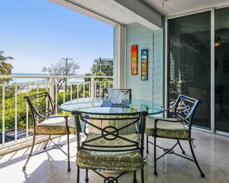 Dune Wind South by AvantStay Communal Pool Hot Tub Gated Community Close to Smathers Beach Month Long Stays Only - Cayo Hueso - Balcón