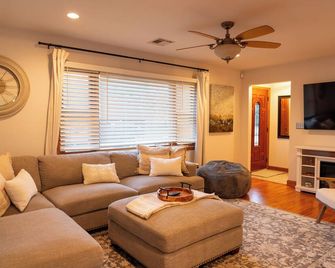 Adventure Awaits: A Charming home nestled between Ocean waves and River Breezes - Point Pleasant - Sala de estar