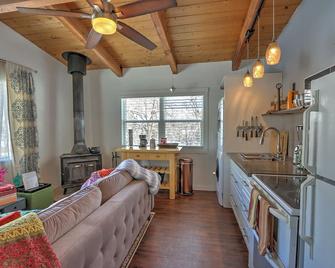 Bright Studio w/ Full Kitchen, Lg. Deck & Views, 2 Mi. to Downtown,10 Mi. to Ski - Glenwood Springs - Living room
