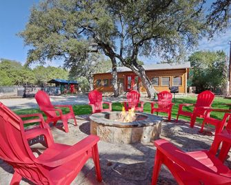 Suite with Two Queen Beds Minutes from Downtown! - Wimberley - Patio