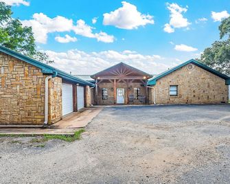 Sunset Lodge at Possum Kingdom- with a Dock! - Graham - Budova