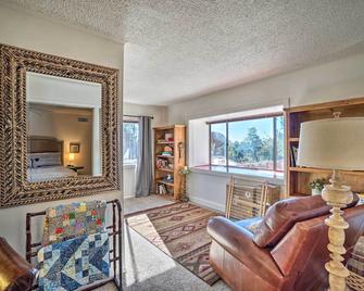 Tranquil Payson Getaway with Deck and Fire Pit! - Payson - Вітальня