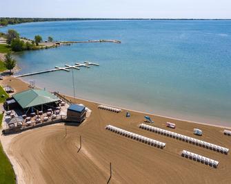 Tawas Bay Beach Resort - East Tawas - Beach