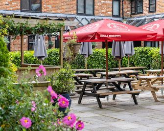 クラウン アンド ホーンズ イン - ニューベリー - テラス