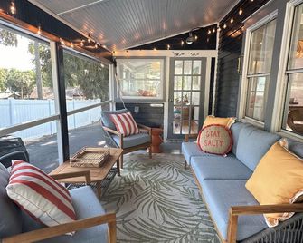 Charming 2-bedroom cottage in downtown Mount Dora with RV parking, pets welcome - Mount Dora - Living room