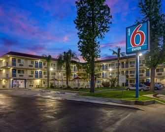 Motel 6-San Bernardino, Ca - North - סן ברנרדינו - בניין