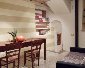 Small detached stone house with unique views of the Orta Valley - Lettomanoppello - Dining room