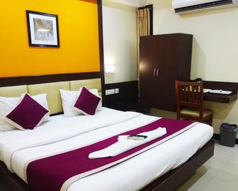 Hotel Sabarees Residency - Madurai - Bedroom