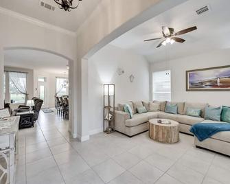Private Modern Pool Home Backyard Vibes + More! - Burleson - Wohnzimmer