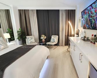 Hotel Le Soleil by Executive Hotels - Vancouver - Bedroom