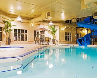 Holiday Inn Express Grande Prairie By IHG - גרנד פריירי - בריכה